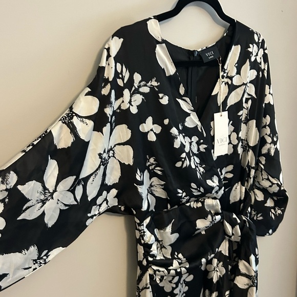 NWT VICI black and white floral long sleeve mini fringe wrap Dress - Picture 6 of 7